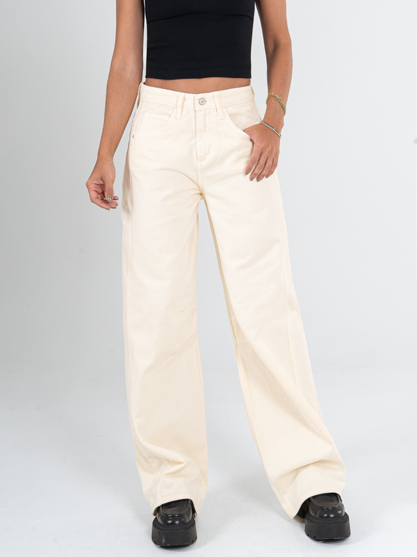 Ref: 0620043 Pantalón wide leg, rígido, tiro alto, corte en costado, tono beige.