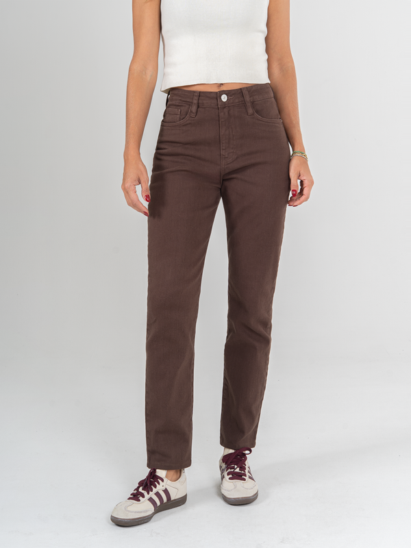 Ref: 0620053 Pantalón mom fit stretch, tiro alto, tono café.