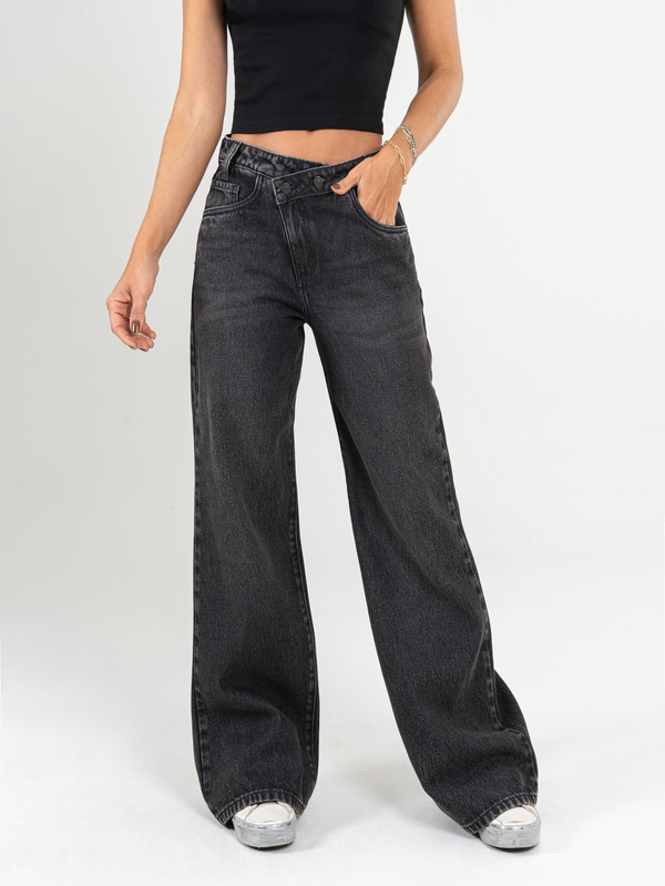 Ref: 065386 Jean mom flare,  rígido, tiro alto, detalle en pretina, tono gris oscuro