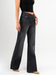 Ref: 065449 Jean mom flare, rígido, tiro alto, detalle en pretina, tono gris oscuro