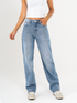 Ref: 065555 Jean barrel, stretch, tiro medio, diseño cinco bolsillos, tono azul medio claro.