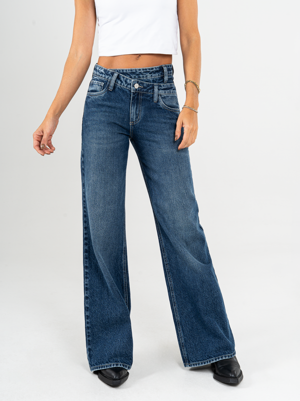Ref: 065556 Jean Mom Flare, rígido, tiro alto, tono azul oscuro, detalle en pretina