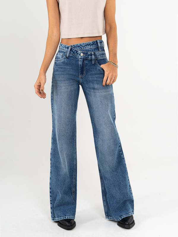 Ref: 065557 Jean Mom Flare, rígido, tiro alto, tono azul medio, detalle en pretina