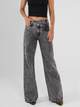 Ref: 065627 Jean Mom Flare, rígido, tiro alto,  detalle en pretina, tono gris medio