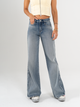 Ref: 065693 Jean mom Flare, rígido, tiro medio, detalle en costado, tono azul medio