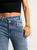 Ref: 065772 Jean Mom Flare, stretch, tiro alto, tono azul medio, detalle en pretina