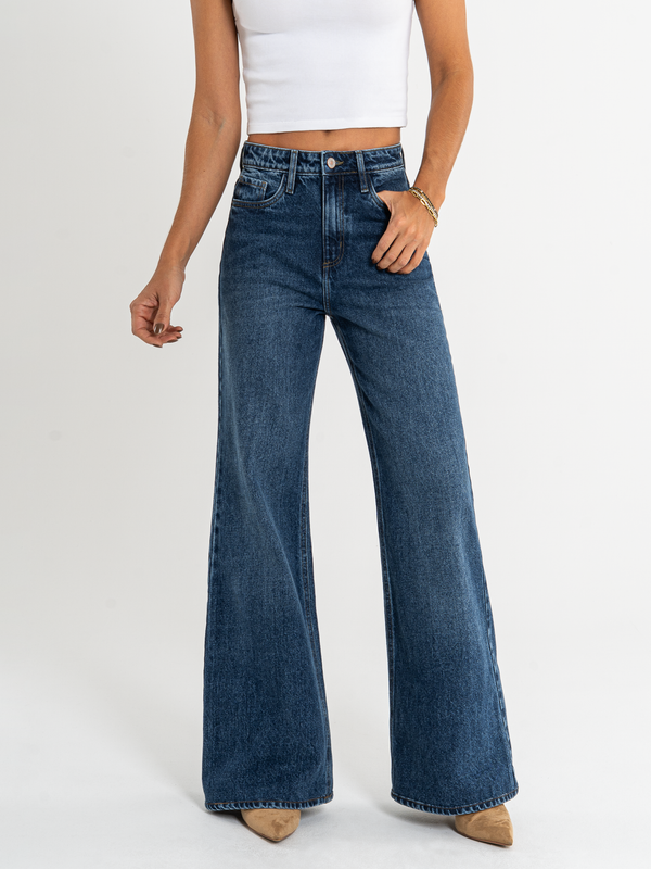 Ref: 065830 Jean Mom Flare, rígido, tiro alto, tono azul oscuro.