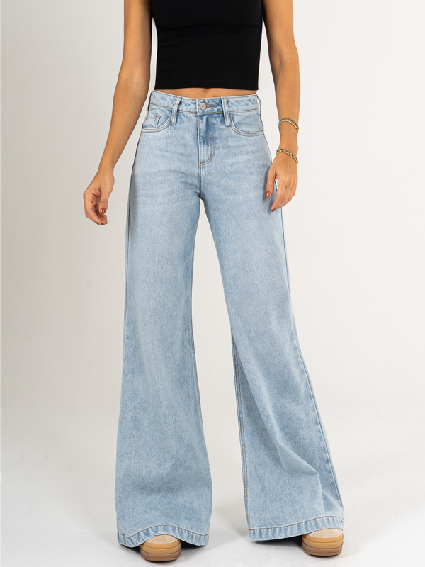 Ref: 065996 Jean palazzo, rígido, tiro medio, tono azul claro.