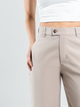 Ref: 069498 Pantalón straight leg, sin prense, tono caqui, tejido plano liviano, tiro alto, detalle en pretina