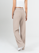 Ref: 069498 Pantalón straight leg, sin prense, tono caqui, tejido plano liviano, tiro alto, detalle en pretina