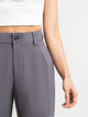 Ref: 069528 Pantalón mom flare, prenses, tiro alto, tejido plano liviano, tono gris