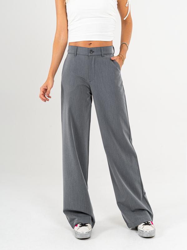 Ref: 069983 Pantalón straight leg, stretch, tono gris, tiro alto