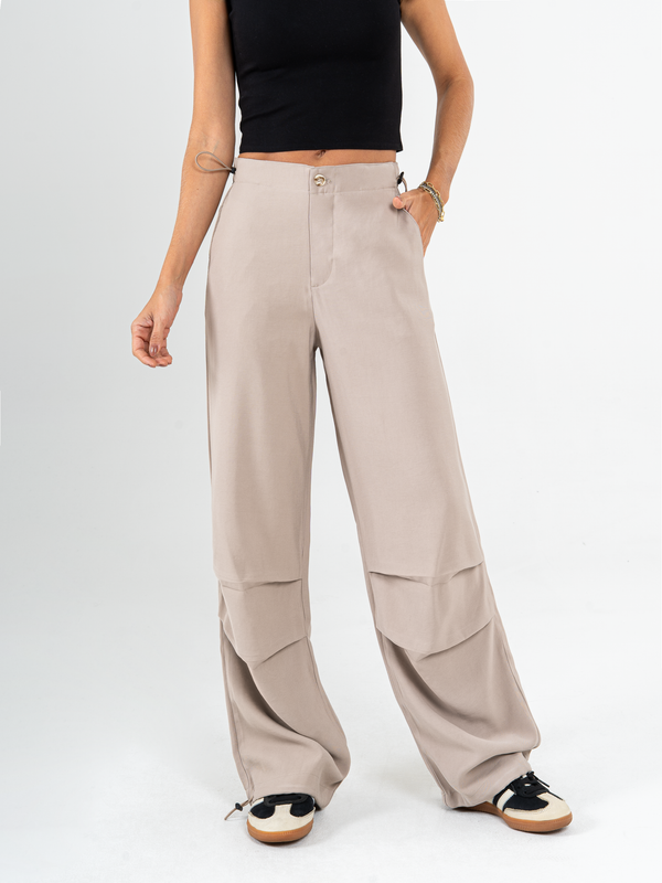 Ref: 069591 Pantalón cargo, straight leg, prense en pierna, tono  caqui, detalle en pretina, tejido plano liviano