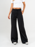 Ref: 069626 Pantalón mom flare, sin prense, con corte, tono negro, efecto piel de durazno,pretina resortada, tejido plano liviano, tiro alto