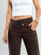 Ref: 069704 Pantalón mom flare, stretch, tiro alto,  detalle en pretina, tono cafe.