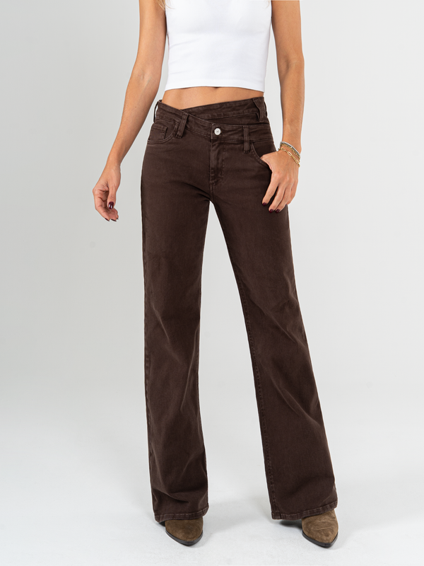 Ref: 069704 Pantalón mom flare, stretch, tiro alto,  detalle en pretina, tono cafe.