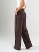 Ref: 069751 Pantalón mom flare, prenses, tejido plano liviano, tiro alto, tono cafe