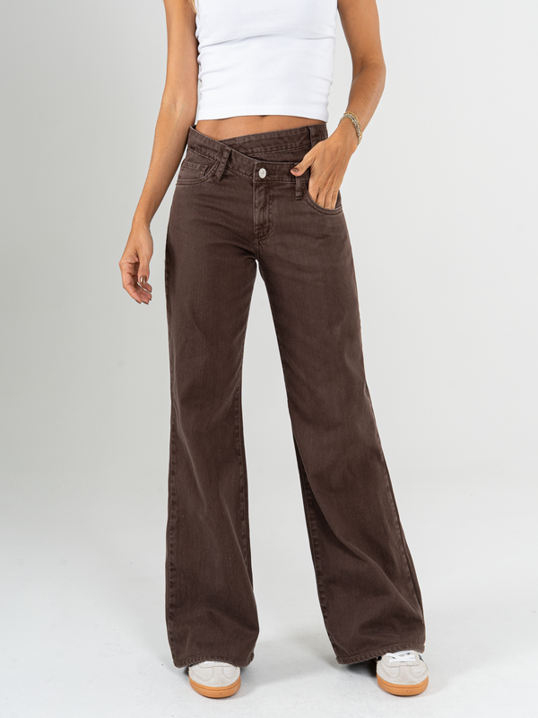 Ref: 069776 Pantalón mom flare, rígido, tiro alto, tono cafe, detalle en pretina