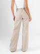 Ref: 069777 Pantalón mom flare, rígido, tiro alto, tono caqui, detalle en pretina