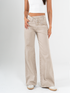 Ref: 069777 Pantalón mom flare, rígido, tiro alto, tono caqui, detalle en pretina