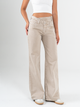 Ref: 069777 Pantalón mom flare, rígido, tiro alto, tono caqui, detalle en pretina