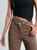 Ref: 069835 Pantalón mom Flare, rígido, tiro alto, detalle en pretina, tono café
