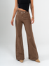 Ref: 069835 Pantalón mom Flare, rígido, tiro alto, detalle en pretina, tono café