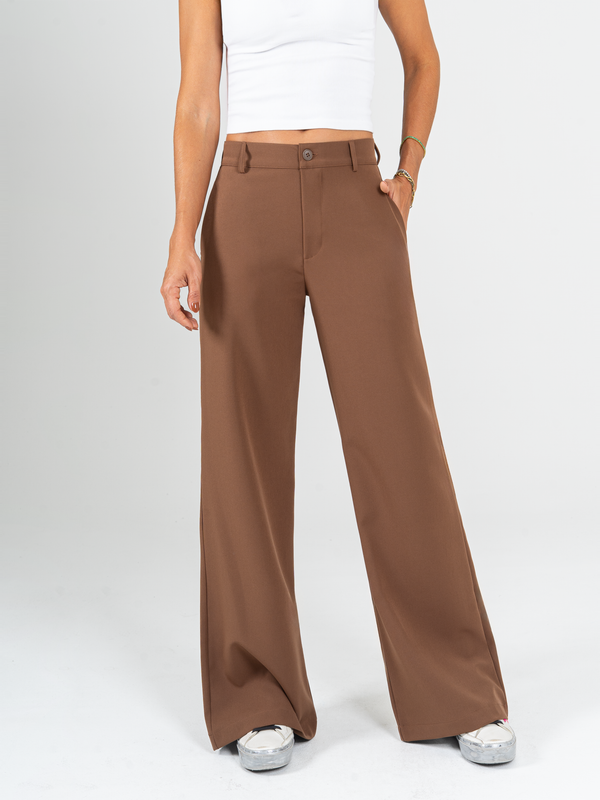 Ref: 069986 Pantalón palazzo, sin prenses, stretch, tejido plano liviano, tiro alto, tono cafe.