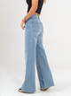 Ref: 064977 Jean Mom Flare, rígido, tiro alto, tono azul medio, detalle en pretina