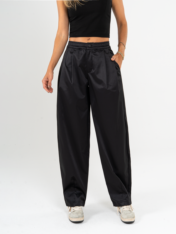 Ref: 069671 Pantalón barrel, tono negro, pretina con elástico, tiro alto, tejido plano liviano efecto satinado