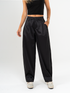 Ref: 069671 Pantalón barrel, tono negro, pretina con elástico, tiro alto, tejido plano liviano efecto satinado