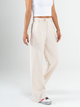 Ref: 069827 Pantalón mom flare, sin prenses, tejido plano liviano, tiro alto, detalle en pretina, tono arena