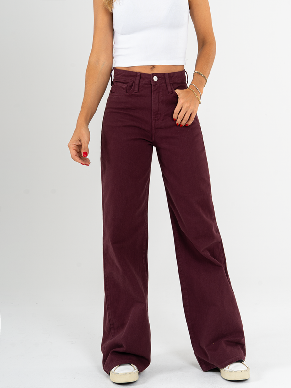 Ref: 0620049 Pantalón mom flare, rígido, tiro alto, vino tinto.