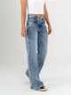 Ref: 065724 Jean Mom Flare, rígido, tiro alto, tono azul medio, detalle en pretina