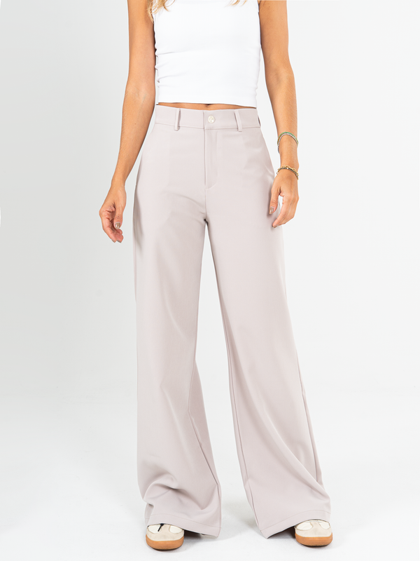 Ref: 069965 Pantalón palazzo, sin prenses, stretch, tejido plano liviano, tiro alto, tono arena.