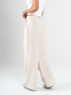 Ref: 069818 Pantalón mom flare, sobrepuesto delantero, tejido plano liviano, tiro alto, tono arena