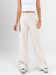 Ref: 069827 Pantalón mom flare, sin prenses, tejido plano liviano, tiro alto, detalle en pretina, tono arena