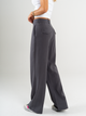 Ref: 069828 Pantalón mom flare, sin prenses, tejido plano liviano, tiro alto, detalle en pretina, tono gris
