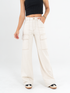 Ref: 069185 Pantalón cargo, tono natural, con hilo en contraste, tejido plano rígido, tipo lino