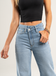 Ref: 064977 Jean Mom Flare, rígido, tiro alto, tono azul medio, detalle en pretina