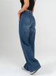 Ref: 064931 Jean Mom Flare, rígido, cortes en pierna, tiro alto, tono azul medio oscuro