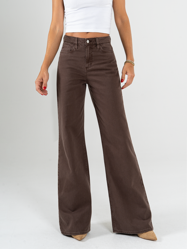 Ref: 0620048 Pantalón mom flare, rígido, tiro alto, cafe.