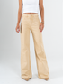 Ref: 069838 Pantalón mom Flare, rígido, tiro alto, tono caqui con desgaste.