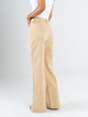 Ref: 069838 Pantalón mom Flare, rígido, tiro alto, tono caqui con desgaste.